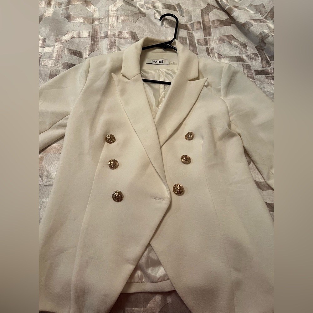 DO+BE Fitted White Blazer with Gold Buttons